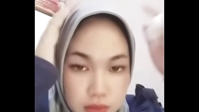 Jilbab Solo - A Luscious Enchantress Tempts with Her Alluring Moves